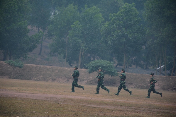 Ngay từ sáng sớm, đội tuyển bắn súng nữ của Quân khu đã chạy ra thao trường luyện tập.